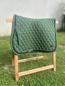 TAPIS HORZE MIXTE VERT LISERÉ NOIR AVEC PERLES