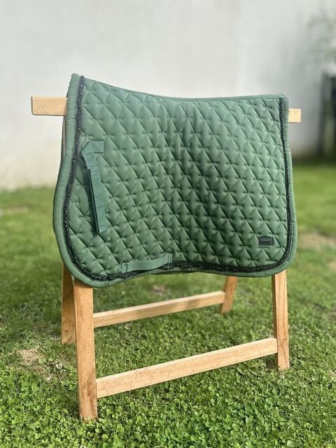 TAPIS HORZE MIXTE VERT LISERÉ NOIR AVEC PERLES
