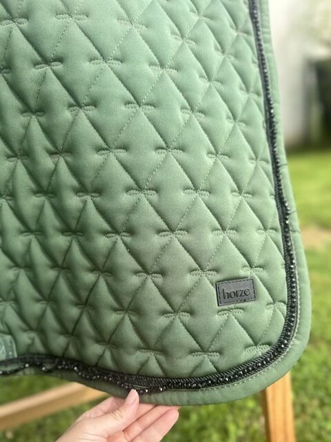 TAPIS HORZE MIXTE VERT LISERÉ NOIR AVEC PERLES