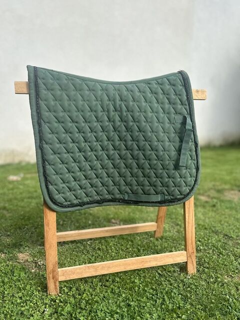 TAPIS HORZE MIXTE VERT LISERÉ NOIR AVEC PERLES