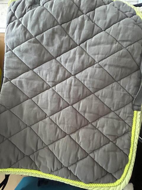 tapis equitheme gris et jaune fluo