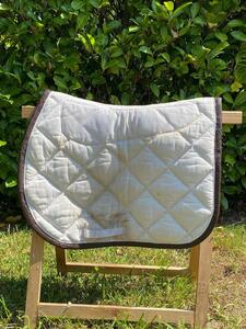 Tapis blanc avec bordure simili cuir croco marron