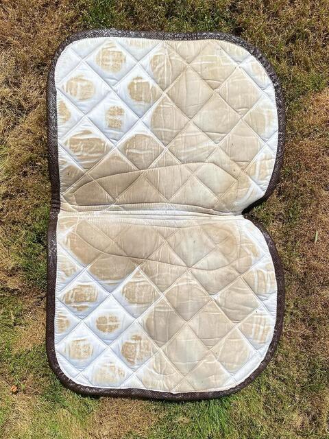 Tapis blanc avec bordure simili cuir croco marron
