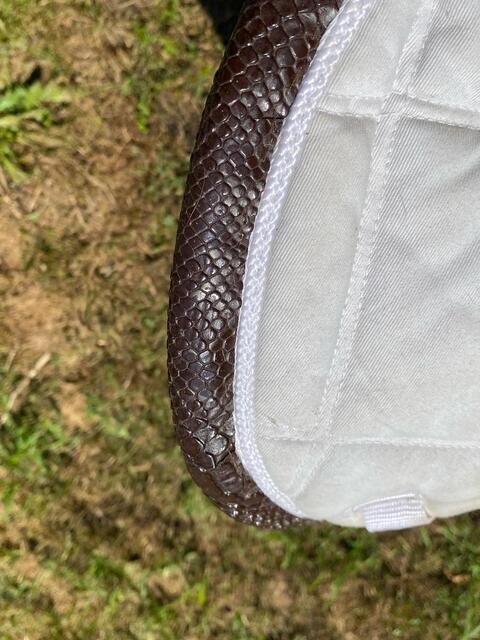 Tapis blanc avec bordure simili cuir croco marron