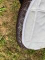 Tapis blanc avec bordure simili cuir croco marron