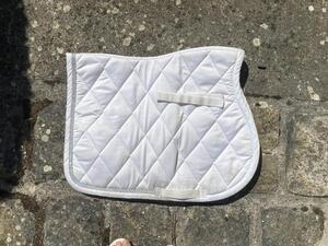 Tapis blanc bordure brillant argent