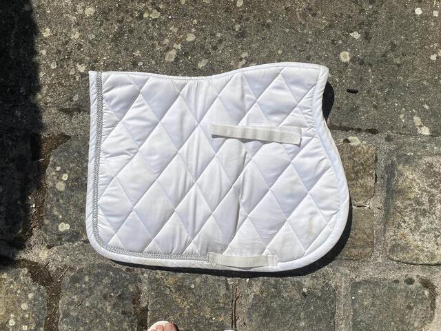 Tapis blanc bordure brillant argent