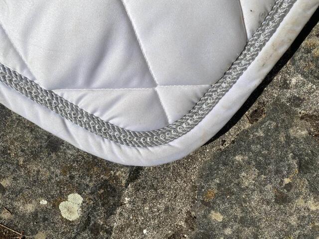 Tapis blanc bordure brillant argent
