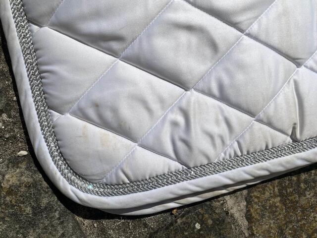 Tapis blanc bordure brillant argent