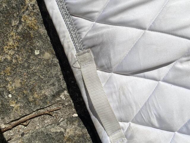 Tapis blanc bordure brillant argent