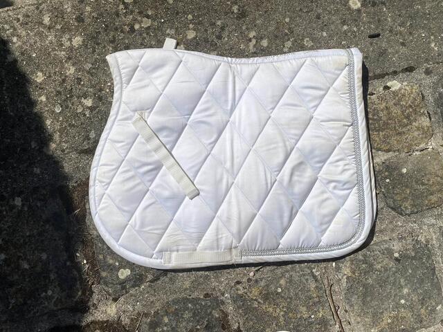Tapis blanc bordure brillant argent