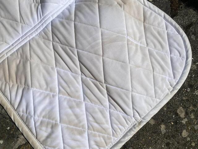Tapis blanc bordure brillant argent