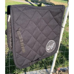Tapis noir pailleté dressage