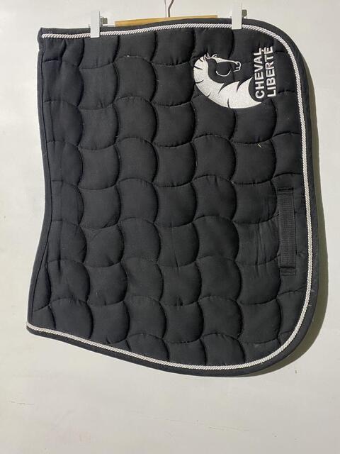 Tapis noir cheval liberte