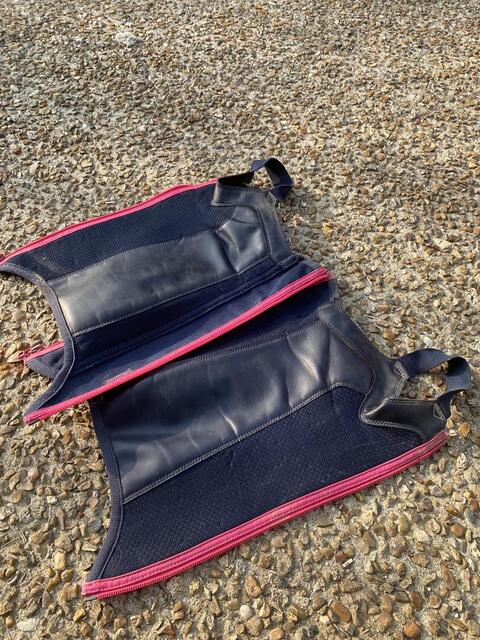 chaps cuir bleu marine et bordures rose