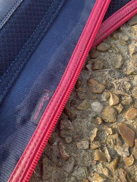 chaps cuir bleu marine et bordures rose