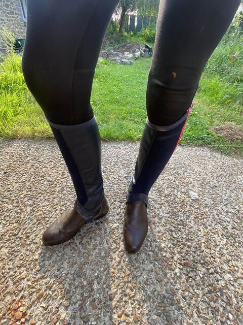 chaps cuir bleu marine et bordures rose
