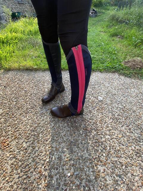 chaps cuir bleu marine et bordures rose