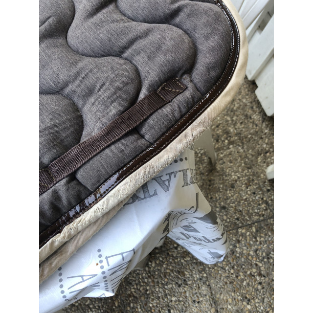 Tapis marron chiné + paillettes