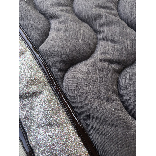 Tapis marron chiné + paillettes