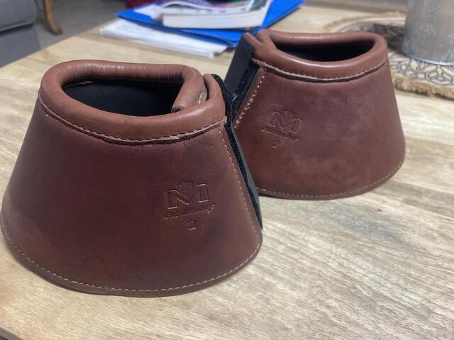 Cloches en cuir marron
