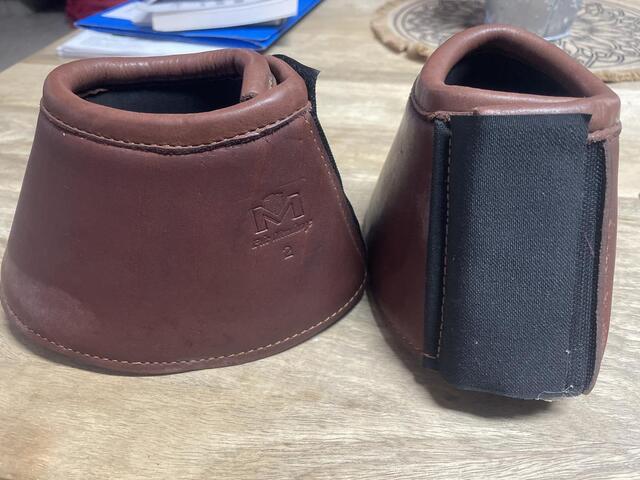 Cloches en cuir marron