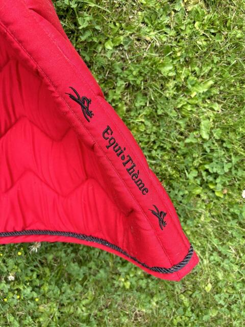 Tapis équithème rouge