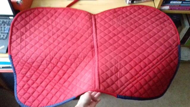 Tapis de selle rouge et bleu
