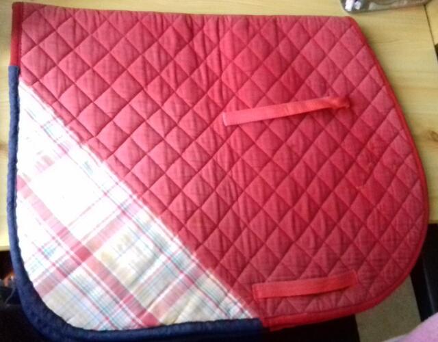Tapis de selle rouge et bleu