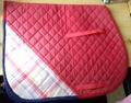 Tapis de selle rouge et bleu