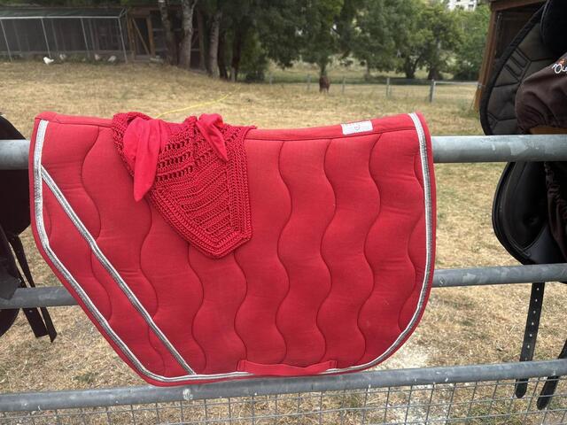 ensemble tapis et bonnet rouge équitheme