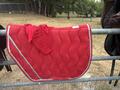 ensemble tapis et bonnet rouge équitheme