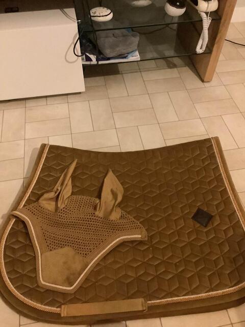 tapis Kentucky velvet moutarde+bonnet moutarde