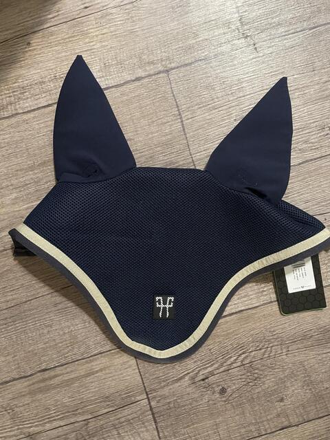Bonnet horse pilot