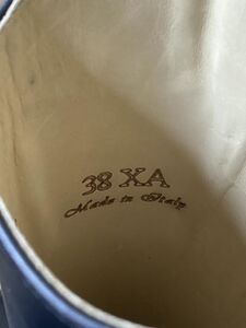 Bottes en cuir neuves de la marque Tucci avec petit défaut (voir photos).