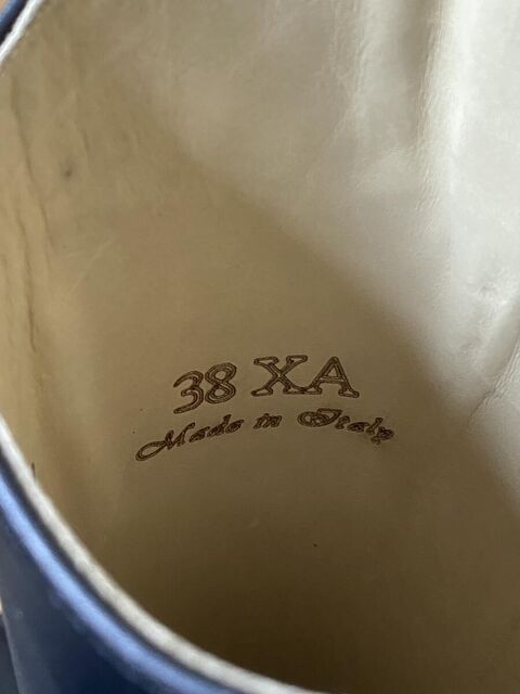 Bottes en cuir neuves de la marque Tucci avec petit défaut (voir photos).
