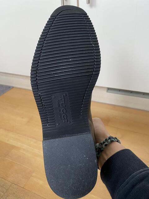 Bottes en cuir neuves de la marque Tucci avec petit défaut (voir photos).