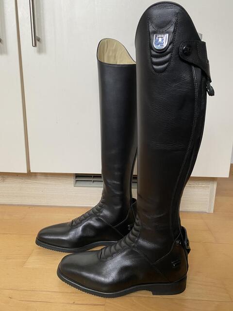 Bottes en cuir neuves de la marque Tucci avec petit défaut (voir photos).