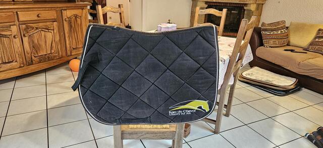tapis noir parc du cheval chazey sur ain