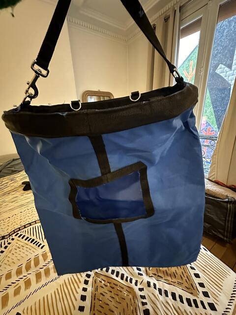Sac à foin premium Equithème bleu en tissu, utilisé une seule fois
