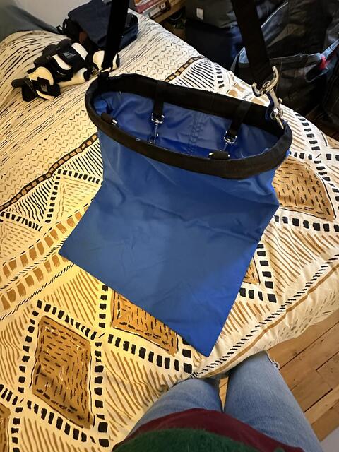 Sac à foin premium Equithème bleu en tissu, utilisé une seule fois