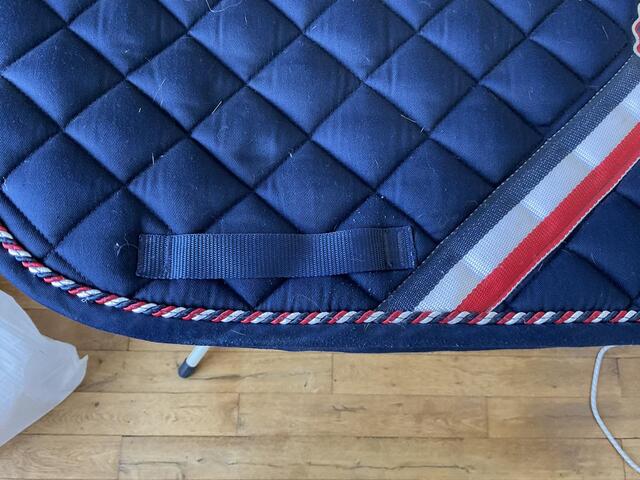 Tapis bleu marine à bord blanc et rouge