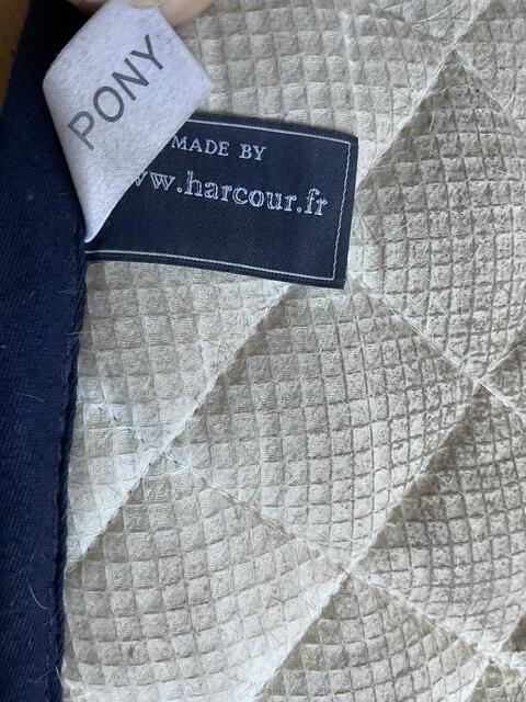 Tapis bleu marine à bord blanc et rouge