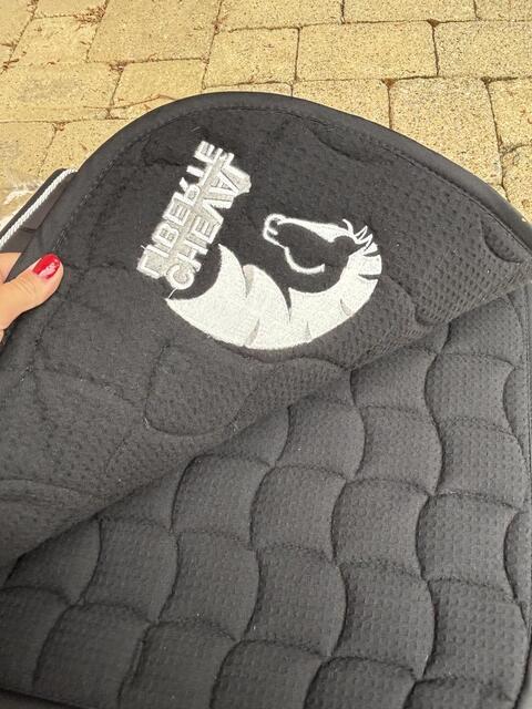 tapis noir cheval liberté