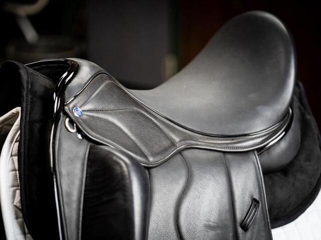 Selle de dressage KM worldriding