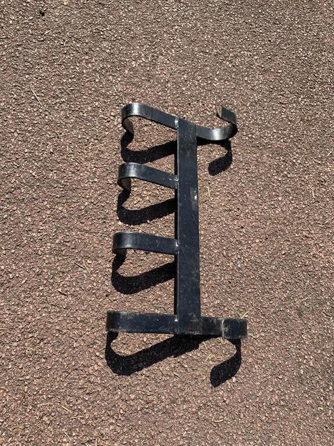 Patère / porte filet pour bridons et porte de box