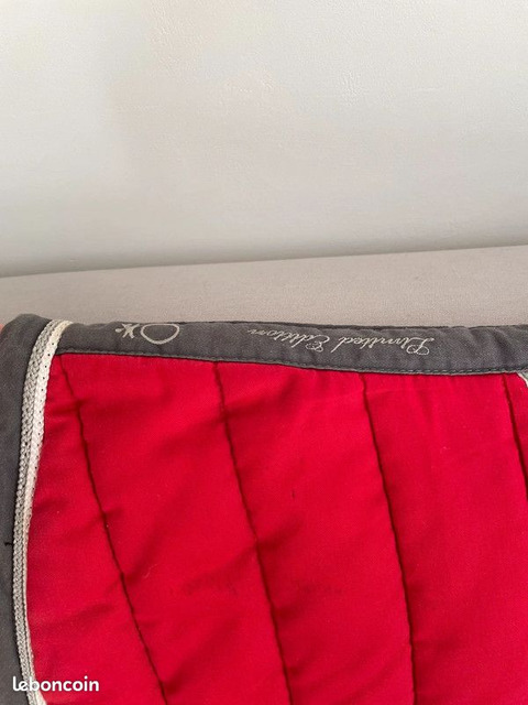 Tapis d’ésuitation rouge et gris