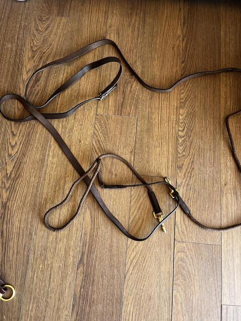 Rênes allemandes marron (occasion) et attache enrênement (neuf) taille cheval