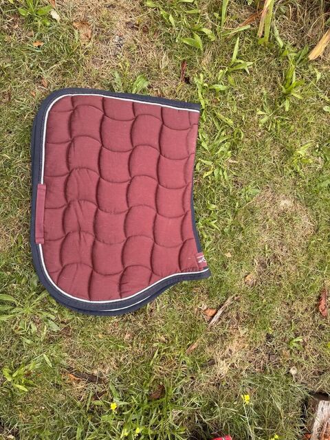 TAPIS BORDEAUX NEUF MIS DEUX FOIS