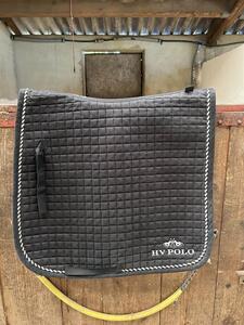 tapis noir dressage